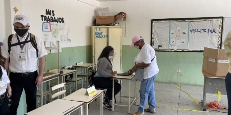•A Venezuelan citizen casting her vote at the Eugeno de Bellard polling unit, Bolivar Municipal, Miranda State.