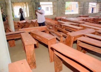 Osun: Descendants Union Donates Funiture to Schools in Apomu Land