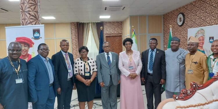 •• Sir David Sunmoni, Chairman of LASU's Governing Council (fifth from right); Prof. Ibiyemi Olatunji-Bello (fourth from right); Mr. Teju Sonoiki, Chairman of LASU Alumni Board of Trustees (third from right) and others during the visit by the Association on Thursday, November 18, 2021