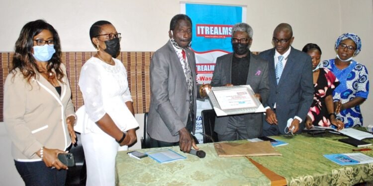 •L-R: President, Guild of Corporate Online Publishers and Publisher/Editor Realnews, Ms. Maureen Chigbo; presenting the plague to NCC, President, National Association of Telecoms Subscribers, Chief Adeolu Ogunbanjo; host, Group Executive Editor-in-Chief ITREALMS Media Group, Mr. Remmy Nweke; Head, Online Media, Public Affairs Department, Nigerian Communications Commission, Dr. Omoniyi Ibietan; Teach/Admin Officer, E-Waste Producer Responsibility Organisation Nigeria, Ms. Mofesayo Oyedeji and Executive Director, DigitalSENSE Africa, Mrs. Nkem Nweke, at the 2021 ITREALMS  E-Waste Dialogue  on “E-waste in Nigeria Consumer as a Key to Circular Economy and 20 years of GSM” in Lagos. PHOTO SUNDAY ESHIET.