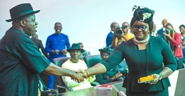 •Bayelsa governor Duoye Diri (l) inaugurating his wife, Justice Patience Diri (r) as judge of the state High Court.