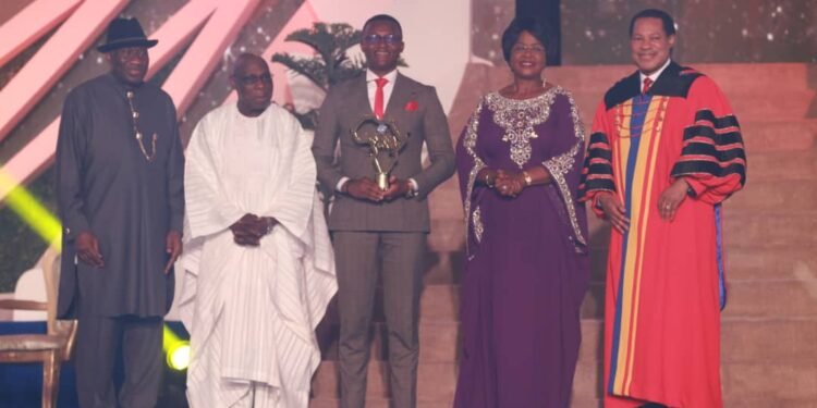  •R-L: Rev Dr. Chris Oyakhilome, President/Founder Future Africa Leaders Foundation, Dr. Arikana Chihombori-Quao, former Permanent Representative of African Union to the United Nations, Star Prize Winner of FALA 2021 Nzometiah Nervis Tetsop (Cameroon - 23 years), former Presidents Chief Olusegun Obasanjo and Dr. Goodluck Jonathan, at the Future Africa Leaders Awards 2021.