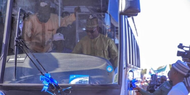 •Governor Babagana Zulum stepping into one of the buses in Maiduguri.