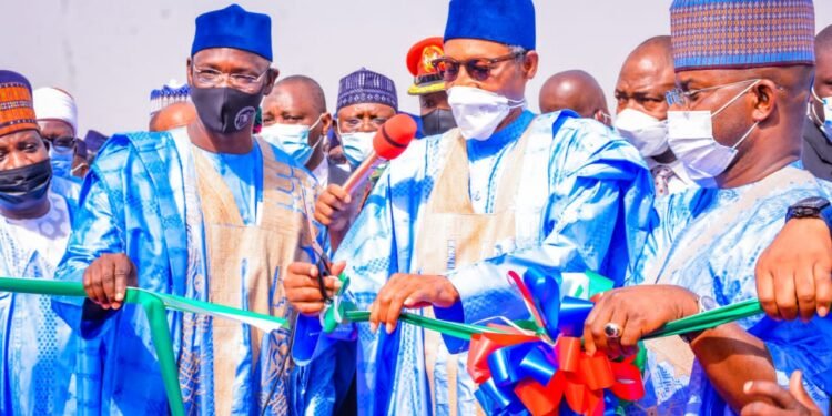 •President Muhammadu Buhari (m) inaugurating a project in Lafia, Nasarawa State