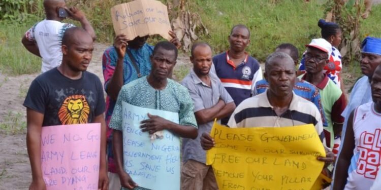 •Protesters displaying their displeasure over encroachment of their land by the Army in Badagry, on Monday.
