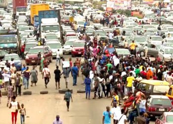 UNIBEN Students Mount Roadblock in Protest against ASUU Strike