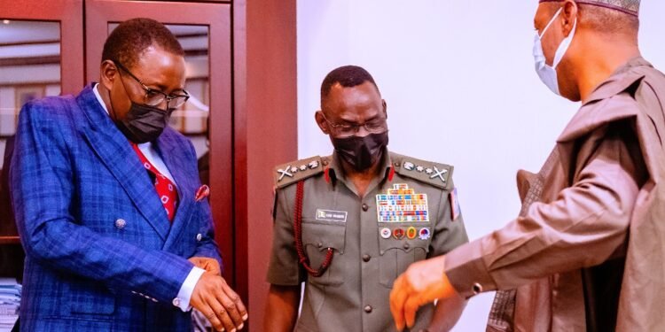 •Governor Babagana Zulum (r) in a chat with Chief of Defence Staff Gen Lucky Irabor (m) and NSA Maj-Gen Babagana Monguno (rtd).