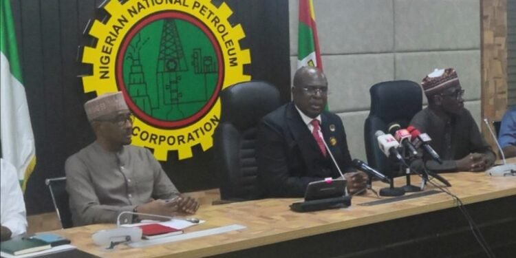 •Minister of State (Petroleum), Timipre Sylva (m) flanked by officials of NNPC.