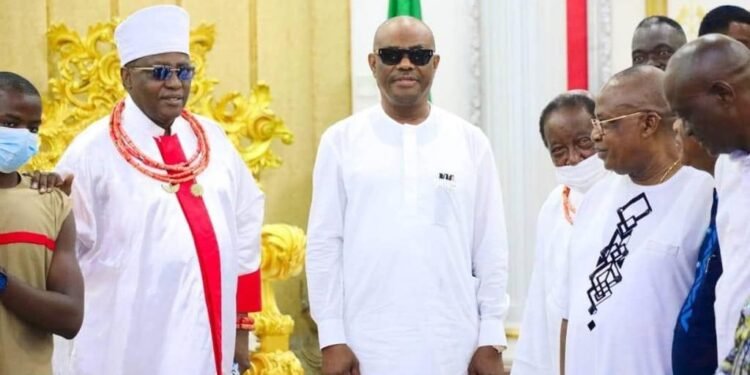 •The Benin monarch (l) and Governor Wike