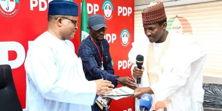 •Wike's rep, Senator Suleiman Nazif, submitting the form at the PDP National Secretariat Abuja