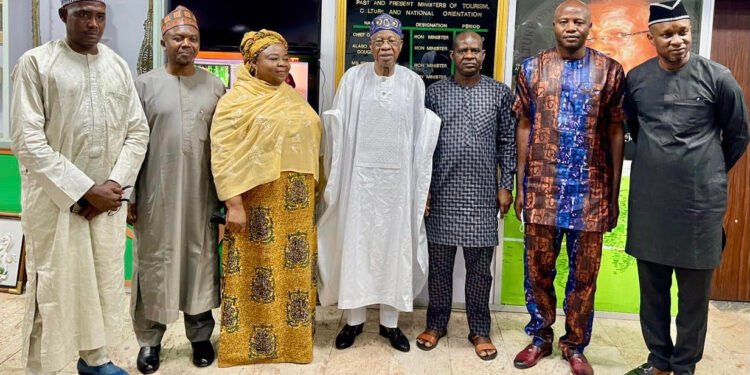 •Minister of Information and Culture, Alhaji Lai Mohammed (Middle); President, IPI Nigeria, Musikilu Mojeed (3rd right); Secretary, IPI Nigeria, Ahmed I. Shekarau (2nd left); Treasurer, IPI Nigeria, Rafatu Salami (3rd left); Head, Media and Publicity, Joint Admissions and Matriculation Board (JAMB), Dr. Fabian Benjamin (1st right); Features Editor, Peoples Daily, Ochiaka Ugwu (2nd right) and Managing Director, Triumph, Lawal Sabo Ibrahim (1st left) during the visit by IPI Nigeria to the Minister of Information, on Tuesday, in Abuja.