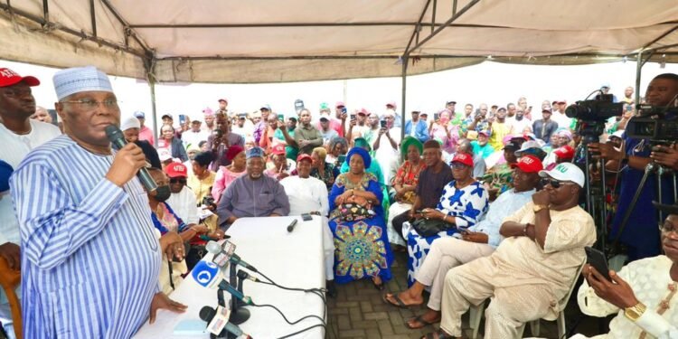 Former Vice President of Nigeria and presidential hopeful of the Peoples Democratic Party, Atiku Abubakar addressing the leaders and delegates of  Lagos Peoples Democratic Party in Lagos on Friday.