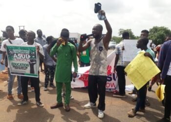 Varsity Students Block Shagamu-Benin Highway over ASUU Strike