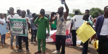 Varsity Students Block Shagamu-Benin Highway over ASUU Strike