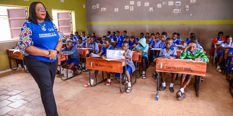 •Edo State Commissioner for Education, Dr. Joan Osa Oviawe, monitoring the 2022 Primary Six Examination in Eresoyen Primary School, Oluku, Ovia North East Local Government Area, Edo State.