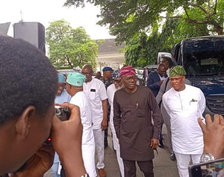 •Gov Nyesom Wike (in green cap) and the visiting APC governors at the Govt House, Port Harcourt