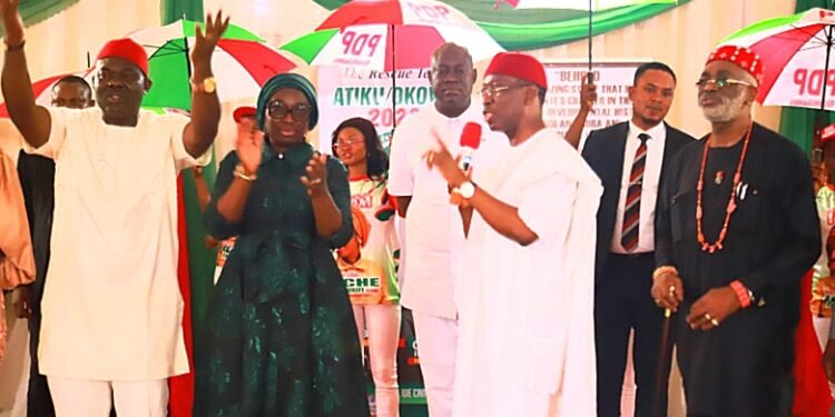 •Delta Governor and Vice Presidential Candidate of PDP, Senator Dr. Ifeanyi Okowa (2nd right) addressing party faithful at a stakeholders meeting in Awka on Sunday. On the left is PDP Chairman in Anambra, Chief Ndubuisi Nwobu; Senator Uche Ekwunife (2nd left) and Senator Ben Obi (right). 

PIX: SAMUEL JIBUNOR