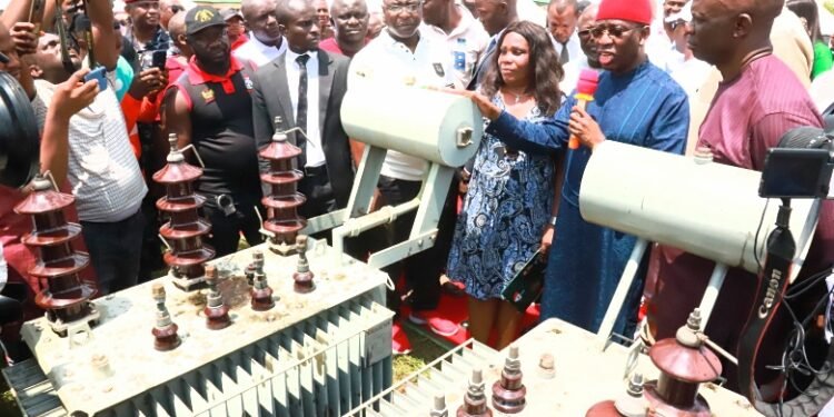 •Delta Governor, and Vice-Presidential Candidate of PDP, Senator Dr. Ifeanyi Okowa (2nd right); making  a presentation of a 300KVA Electricity Transformer to a representative of Ekwuoma Community and Ward 9, Urban Ika South Local Government Area ,Mrs Anthonia Uzoma, on behalf of the member representing Ika Federal Constituency ,Rt.Hon. Victor Nwokolo (right) during Nwokolo's Constituency Empowerment programme at Boji- Boji, Owa on Saturday. PIX: SAMUEL JIBUNOR