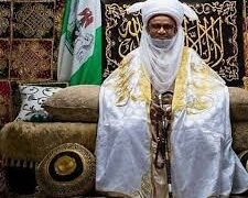 Atiku Felicitates with Nupe Monarch Yahaya Abubakar at 70
