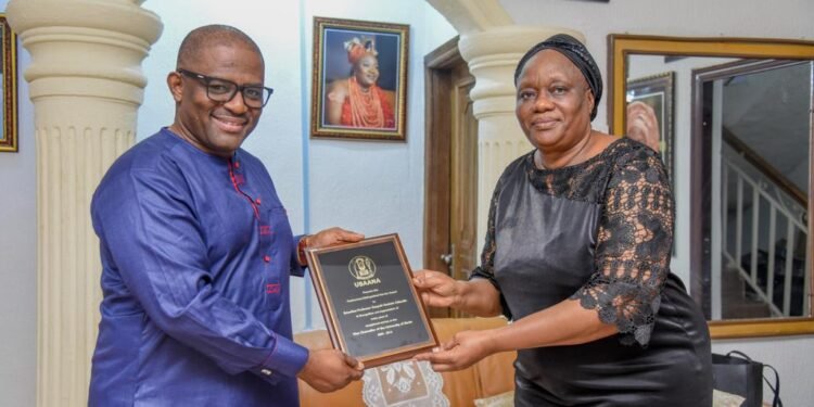 •L-R: UBAANA President, Alex Imuetinyan Eronmwon; and wife of the deceased, Mrs. O. A. Oshodin.