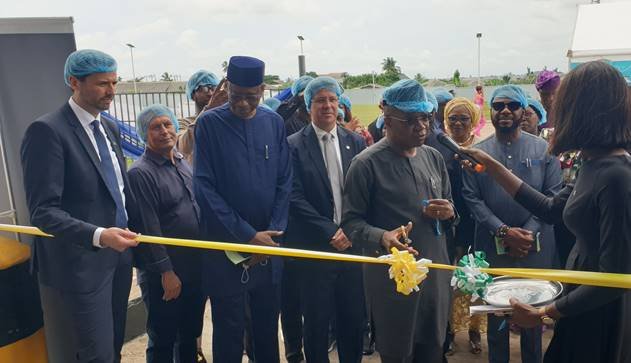 •Julius Berger Nigeria Plc Chairman, Mr Mutiu Sunmonu, CON, cutting the ribbon to inaugurate the new ultra-modern  Julius Berger Cashew Plant (Mighty Kashoo) during the commissioning of the plant at Epe, Lagos, last Saturday. With the Chairman are: L-R – Executive Director, Corporate Development, Tobias Meletschus, Plant Manager, Tarciso Falcao, JBN Non-exec. Dir. Engr. Goni Sheikh Musa, JBN Managing Director, Engr. Dr. Lars Richter, Representative of the Hon. Min. of Agriculture, Mrs Abimbola Oguntuyi, JBN Non-exec. Dir. Dr. Ernest Nnaemeka Azudialu-Ibiejesi and other invited dignitaries.