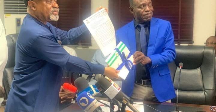 •Chris Ngige presenting certificate of registration to a new academic union
