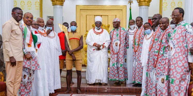 •L-R: Oba of Benin, Oba Ewuare II; Presidential candidate of the Peoples Democratic Party (PDP), Alhaji Atiku Abubakar; his running mate and Governor of Delta State, Dr. Ifeanyi Okowa; National Chairman of the PDP Iyorchia Ayu; Edo State Governor, Mr. Godwin Obaseki, and his deputy, Rt. Hon. Comrade Philip Shaibu, during the visit to the Oba of Benin’s Palace, in Benin City, on Saturday, October 22, 2022.