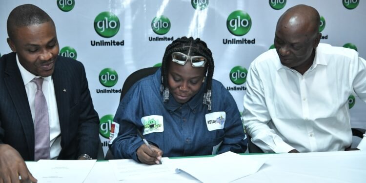 •Teniola Akpata (m) signing the renewed Endorsement deal while Globacom officials look on