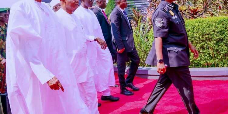 •President Muhammadu Buhari (l) and other dignitaries in Owerri, Imo State.
