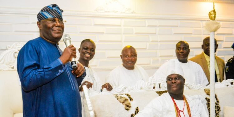 •Atiku Abubakar (standing) speaking at the Palace of Ooni of Ife