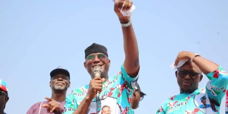 •Sen. Ovie Omo-Agege, the Governorship candidate of APC addressing supporters at Gbokoda Community in Warri North Local Government area of Delta on Thursday. [Photo – NAN]