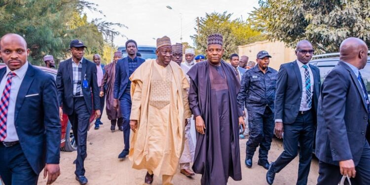 •Shettima (in purple), Ganduje (yellow) and others during a condolence visit to former House of Reps Speaker, Ghali Umar Na'Abba in Kano, Dec. 25, 2022.