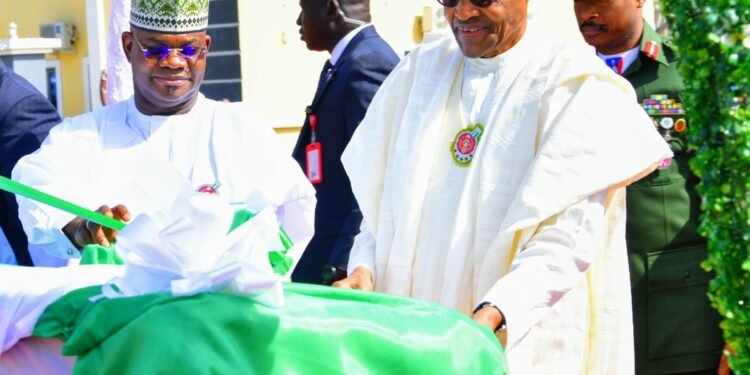 •President Muhammadu Buhari (r) and Kogi State Governor Yahaya Bello (l).