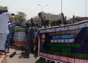 Pro-DSS Groups Protest at CBN against Emefiele