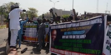 Pro-DSS Groups Protest at CBN against Emefiele