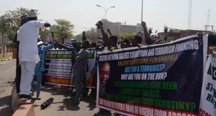 •Youth groups led by NYCN, protesting at the CBN headquarters in Abuja on Friday Dec. 23, 2022.