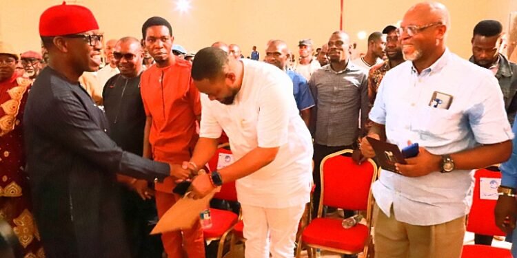 *L-R: Delta Governor and Vice Presidential Candidate of the Peoples Democratic Party (PDP) Senator Dr. Ifeanyi Okowa (left) in warm handshake with one of the APC Decampees, Mr. Israel Akegwure (2nd right) while Mr. Fidelis Chimokwu( right) and other  defectors looked on during the reception of decampees from various political parties in the state to PDP in Asaba on Monday.  PHOTO: SAMUEL JIBUNOR