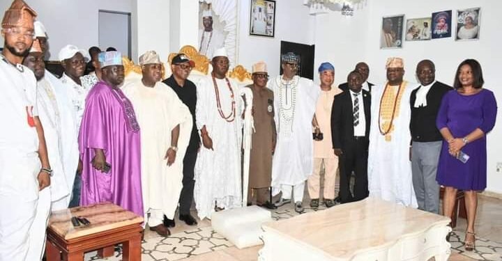 *Labour Party standard bearer Peter Obi (m) at the home of Aare Gani Adams