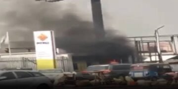 Hoodlums Reportedly Set Warri Bank Ablaze over New Naira Notes Scarcity