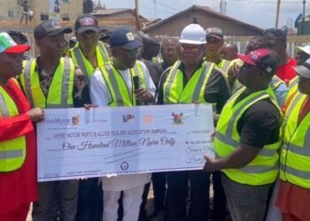 PHOTOS: Sanwo-Olu Donates N100m To Victims Of Burnt Spare Parts Market