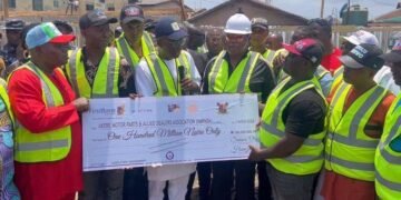 PHOTOS: Sanwo-Olu Donates N100m To Victims Of Burnt Spare Parts Market