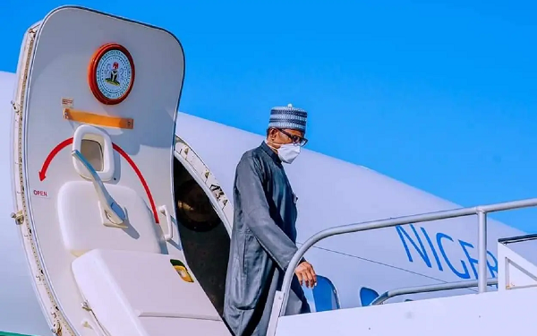 •President Muhammadu Buhari alighting from presidential jet, NAF-01.