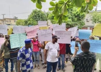 ‘Abiodun Must Go’ Protesters Storm Amosun’s Residence For Support