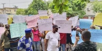 ‘Abiodun Must Go’ Protesters Storm Amosun’s Residence For Support