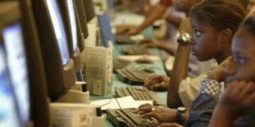 Nigeria’s Telephone Subscribers Hit 222m, Internet 154m, Says NBS | METROWATCH