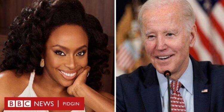 *President Joe Biden (r) and Chimamanda Ngozi Adiche (l)

*PHOTO: BBC