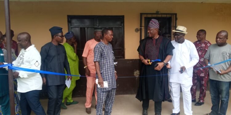 *Mr. Jacob Erhabor, president, Igbanke Grammar School Development Association (IGSDA) 3rd right; Squadron Leader Sunday Ngegu (rtd) 4th right; others during the commissioning of a block of classrooms and chemistry laboratory at Igbanke Grammar School School, Igbanke, Orhionmwon Local Government Area, Edo State, during the third reunion of old students of the school in Igbanke.