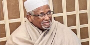 Buhari Condoles with Aminu Dantata over Wife’s Death in Makkah | METROWATCH