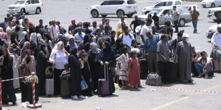 *People fleeing war-torn Sudan queue to board a boat from Port Sudan on April 28, 2023 (Photo by AFP)