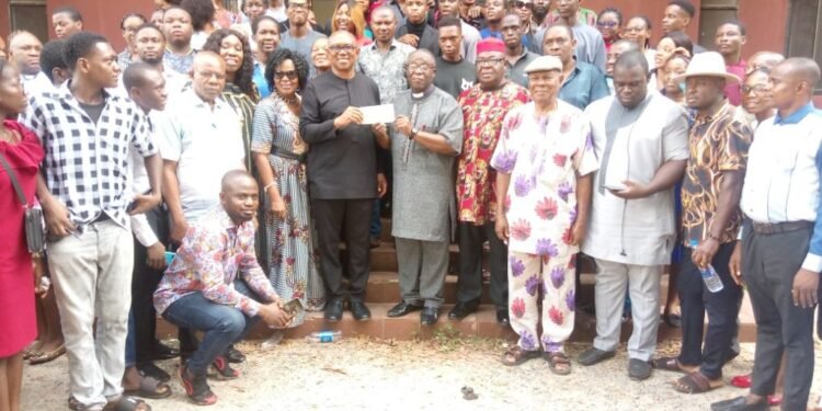 *Peter Obi (front row -- middle) presenting a cheque of N10m to the university
